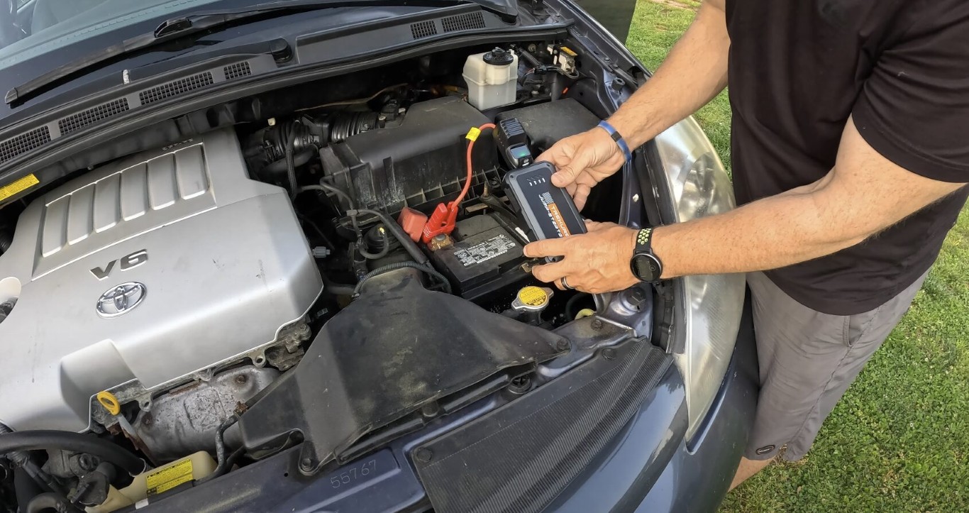 Trained technician providing battery jumpstart service in Kettering
